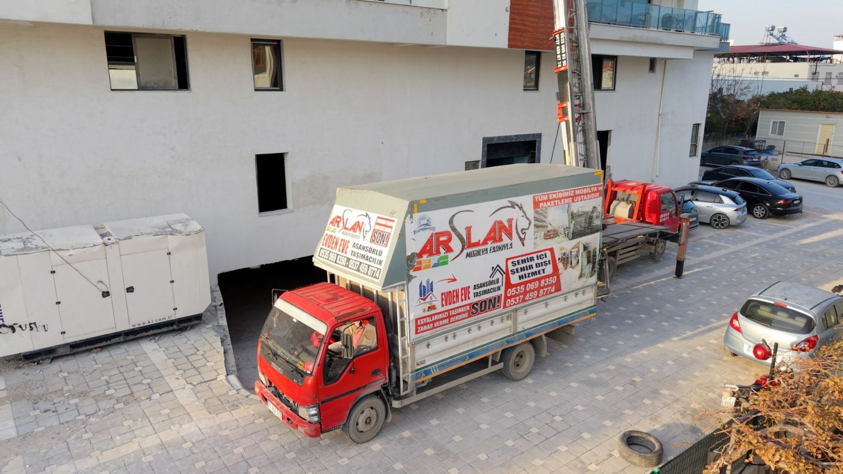 Kutuları taşıyan nakliye ekibi